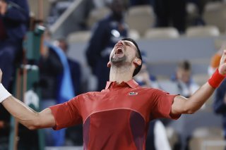 Toute la hargne de Novak Djokovic, qui a conclu son 3e tour à 3h08 dimanche matin KEYSTONE/AP/Jean-Francois Badias